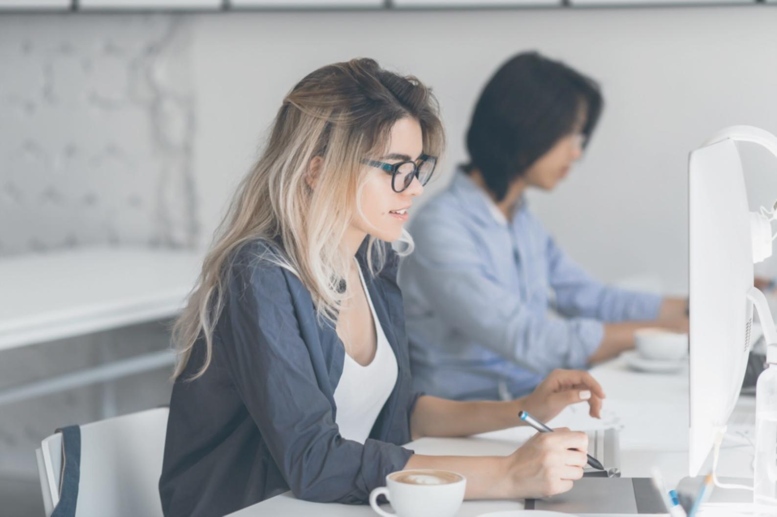 Person arbeitet konzentriert an Finanzplanung am Computer