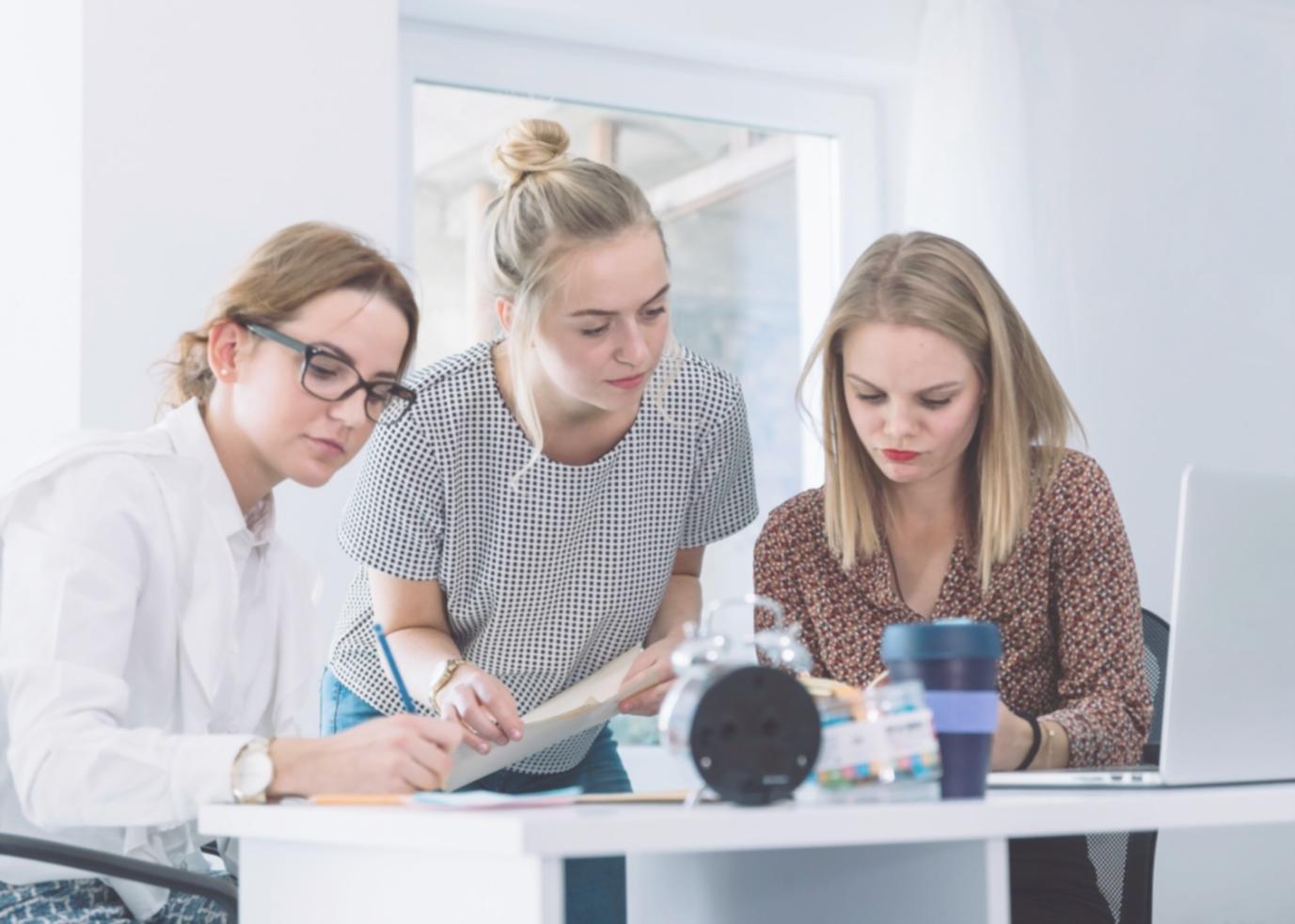 Übersichtliche Finanzdiagramme und Budgetplanungsunterlagen auf einem Schreibtisch